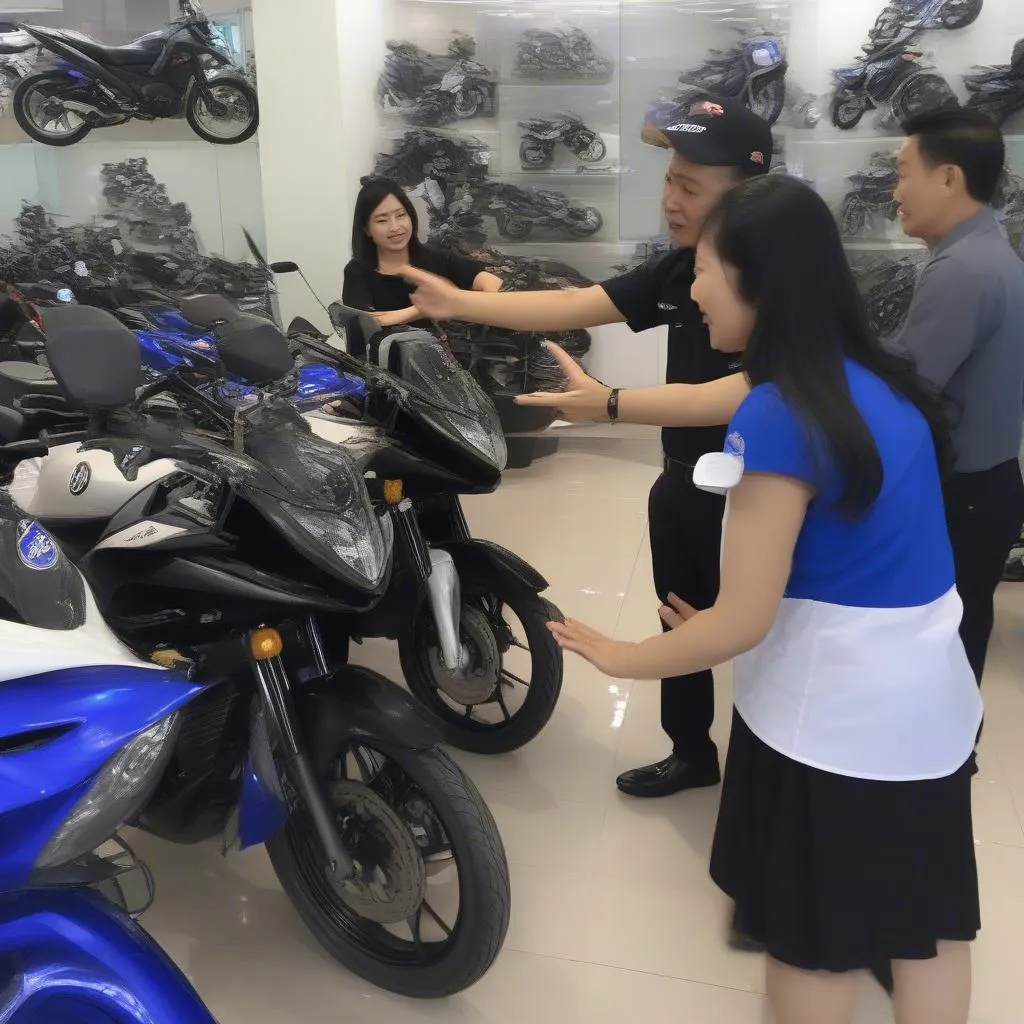 Nhân viên Yamaha Tân Thái Bình tư vấn nhiệt tình cho khách hàng